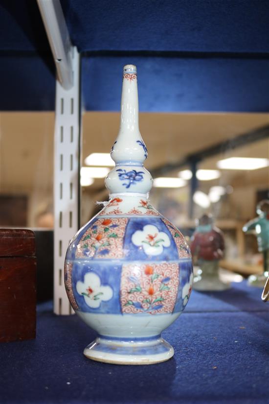 A Chinese export verte Imari rosewater sprinkler, early 18th century 21cm.